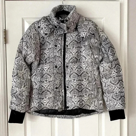 Varley Highland Puffer in Snakeskin - Picture 12 of 16